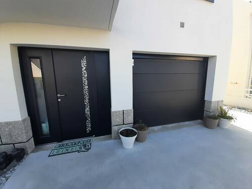 Porte d''entrée noir profond et porte de garage coordonnée - Plérin