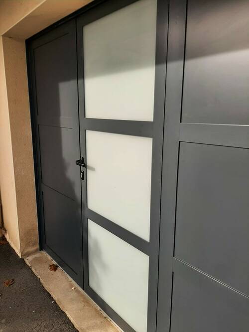 Porte de garage battante avec vitrage dépoli - Lamballe