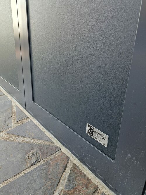 Maison de ville : Porte de garage battante 36380742512764329865020211482483209125869191n