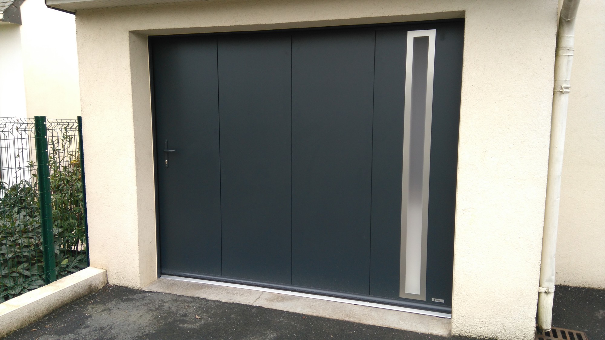 porte de garage sectionnelle avec motorisation en alu a pordic  costa